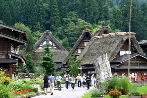 夏休みは白川郷 日常を忘れ 6