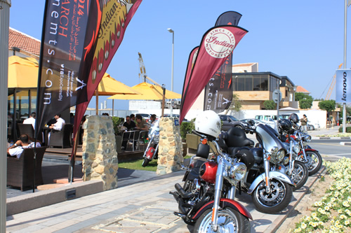 お店の前に並ぶお客さんのバイク