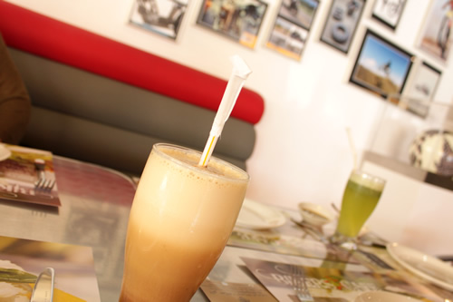 飲み物のストローはカバー付き