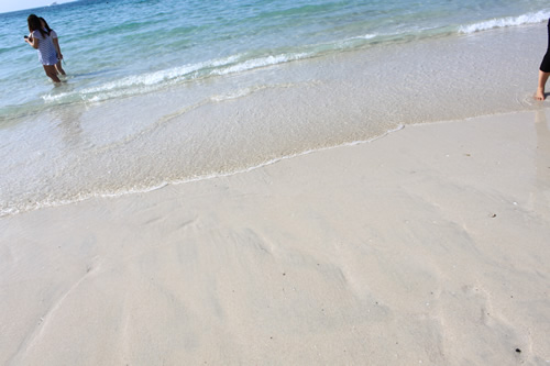 砂は白くてサラサラ、水もキレイ