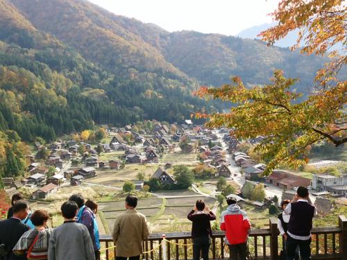 紅葉が美しい白川郷を満喫！２