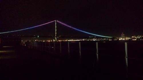 明石海峡大橋せまる