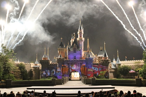 祝 10周年 香港ディズニーランド リゾート 夜空を飾る10周年スペシャルバージョンの花火ショー ディズニー イン ザ スターズ トラベルコちゃん 特派員ブログ トラベルコ