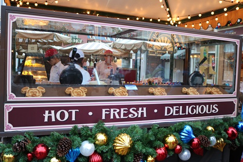 クリスマスの飾り付けがされたお店