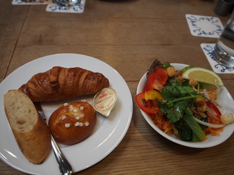 U2ランチパンビュッフェとサラダバー.J