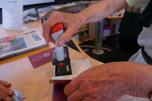 パスポートに押す