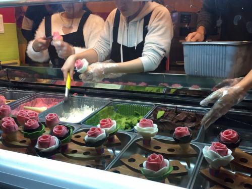 バラのアイス 店員さん作