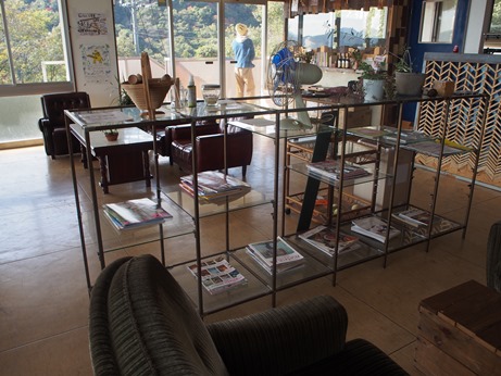 ウシオショコラトル店内雑誌スペース.JP