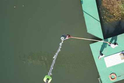 こうやって棒をつかみます