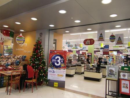 広々としたスーパーです