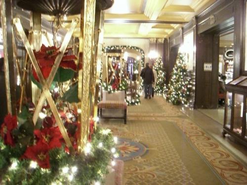 ホテルのロビーにて