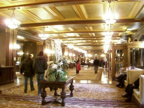 ホテルのロビーにて