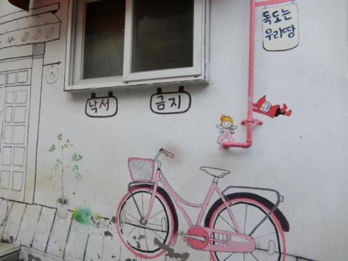 壁にもかわいいアートが！