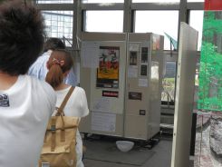 うどん自販機行列２