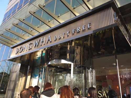 女の子が吸い込まれてゆく東和免税店