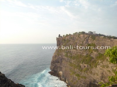 崖の上に建てられたウルワツ寺院