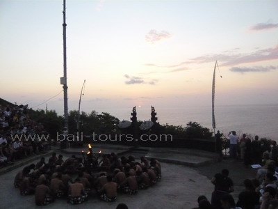 サンセットをバックに行われるケチャダンス