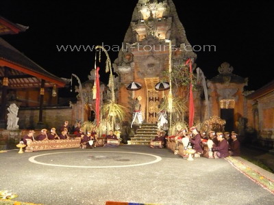 ティルタ・サリによるガムラン演奏