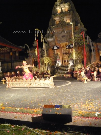 ティルタ・サリのクビャール・トロンポン