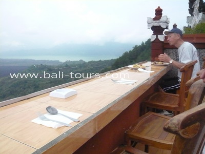 キンタマーニ高原でランチ2