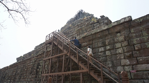 ピラミッド裏手