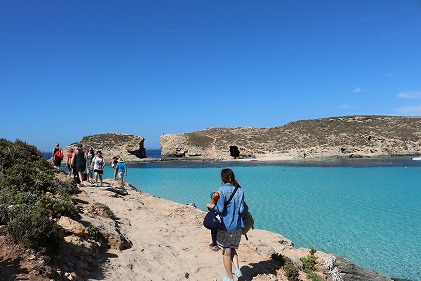 ビーチへ向かう