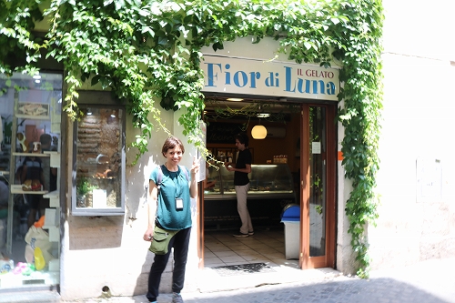 ジェラート屋前