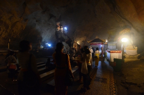 ゴアギリプトゥリ寺院の洞窟内