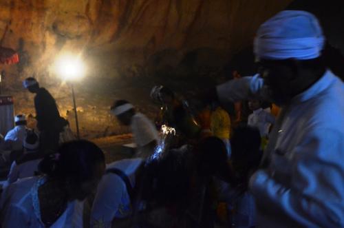 聖水をバシャバシャ掛けてもらい浄化しても