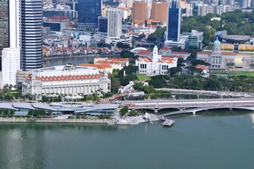 遠くにマーライオン