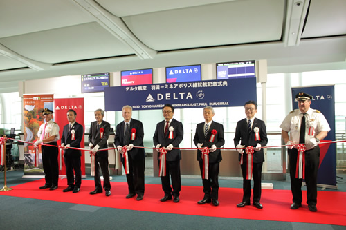 就航記念のテープカット