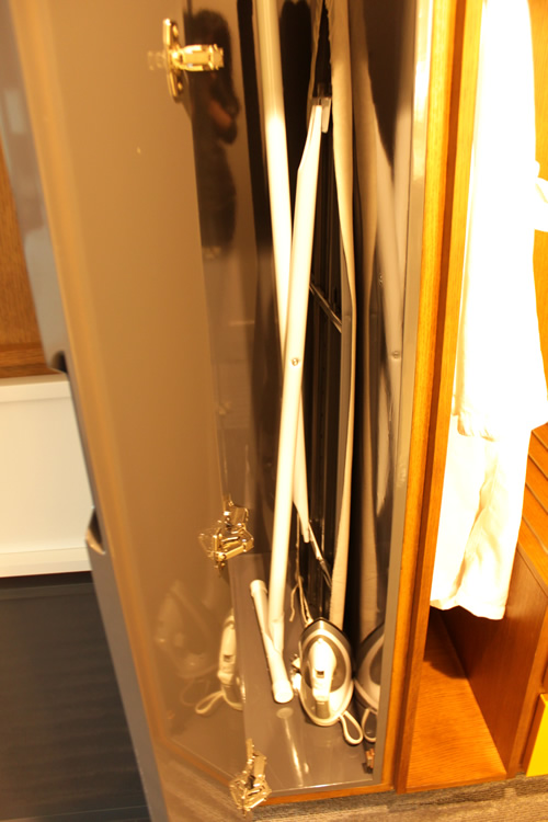 アイロンとアイロン台も用意