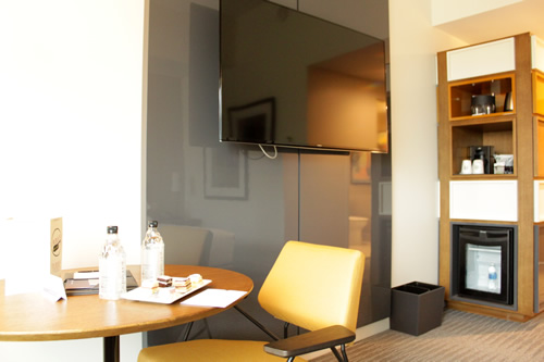 大きな薄型壁掛けテレビ