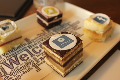 ハイアット＆SNSロゴ付きスイーツ