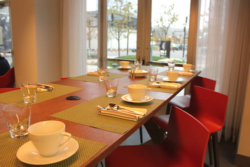 朝食会場にもなるレストランURBANA