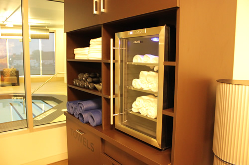 ヨガマットやダンベル、タオルも揃います