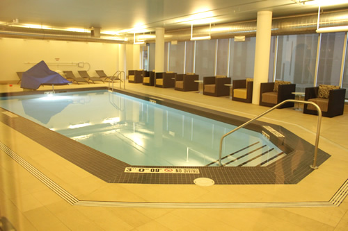 やや狭めながら屋内プール付き