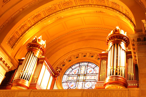 パイプオルガンとステンドグラス