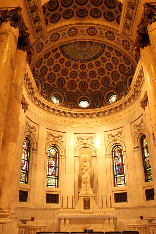 聖母子像とイエスの生涯のステンドグラス