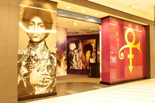 プリンスの衣装などが見られる展示