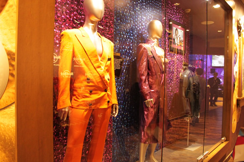 プリンスのステージ衣装が飾られた店内