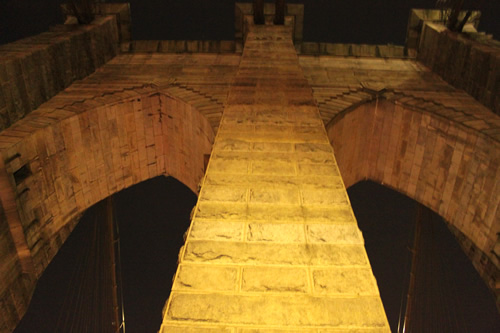 橋の中央の石造りのアーチ