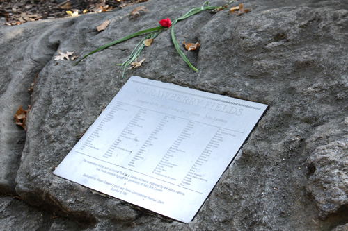 さまざまな国の名前が刻まれたプレート