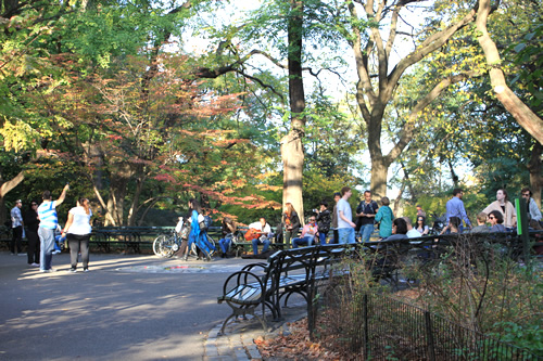 絶えず多くの人が集まっています