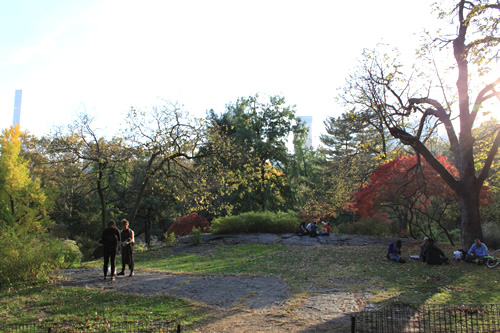 思い思いにジョン・レノンを偲んでいます