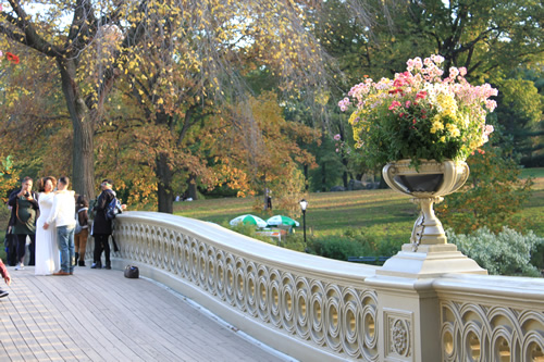 橋の上ではウェディングフォト撮影中