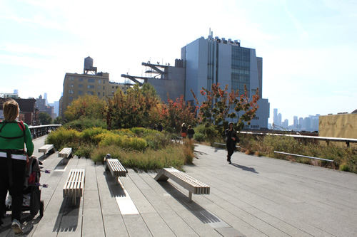 ベビーカーを押しながらお散歩する人も