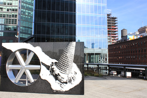 現代アートと新しいビル、古い町並み