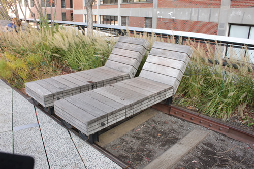 古いレール上に設置されたベンチ