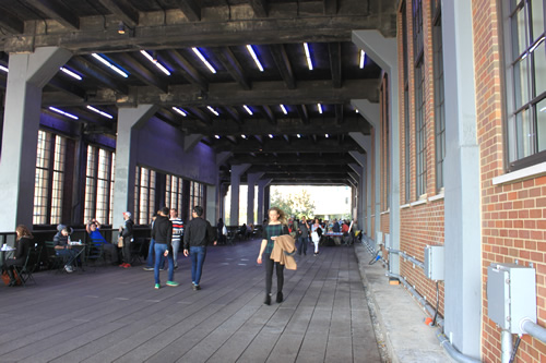 露店やテーブルのあるところも